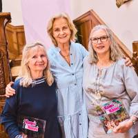 Sie prägten die Hörspielserie Hanni und Nanni 53 Jahre und 80 Folgen: Regine Lamster, Sprecherin der Hanni; Heikedine Körting,  Produktion und Regie; Manuela Dahm, Sprecherin der Nanni
Foto: Julia Schwendner